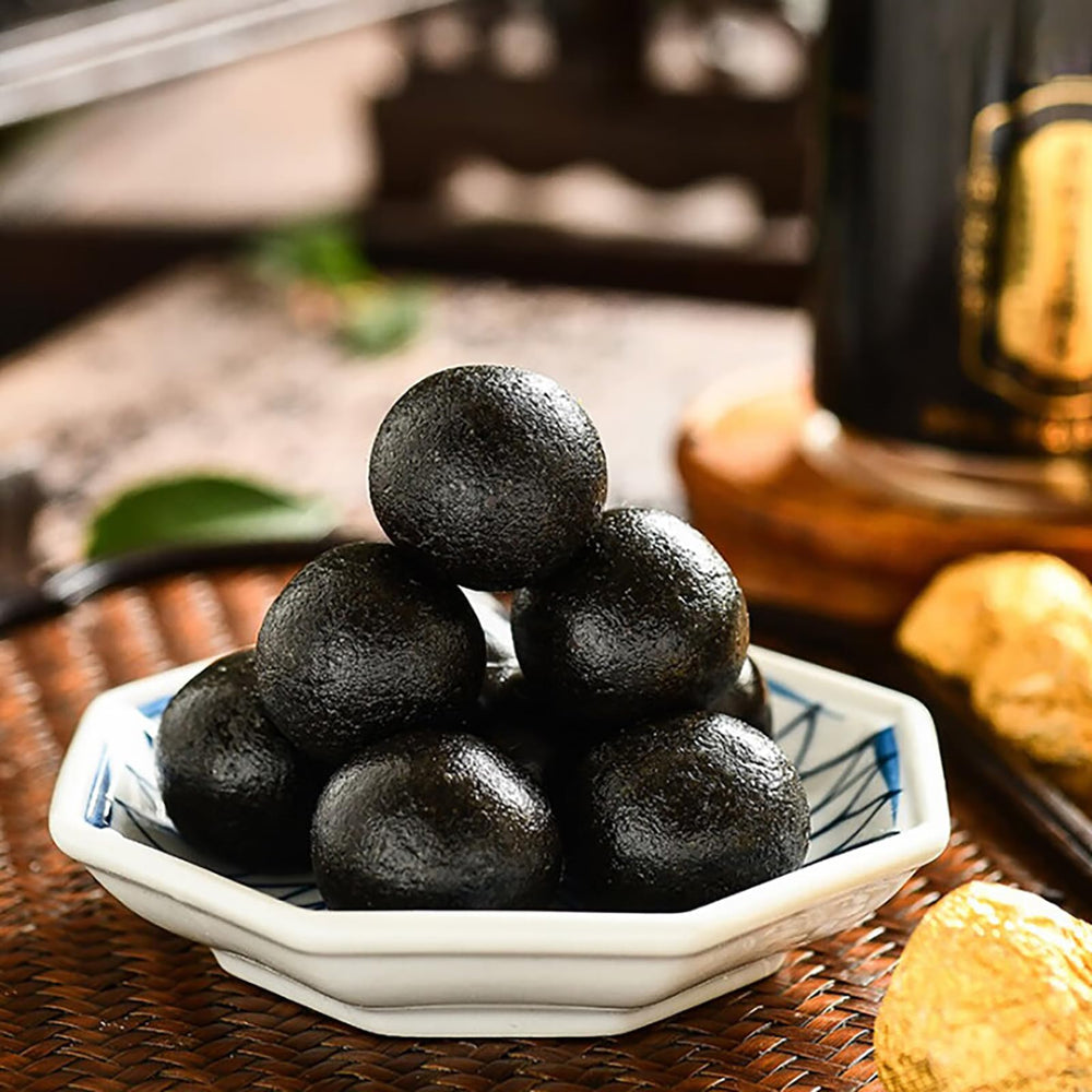 KachiKachi bolitas servidas en plato junto a taza de té para desayuno