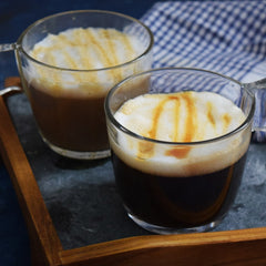 Kaffree Roma taza estilo latte preparada con espuma, ofreciendo una alternativa sin cafeína