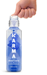 Karma botella en mano para comparar tamaño y facilidad de transporte