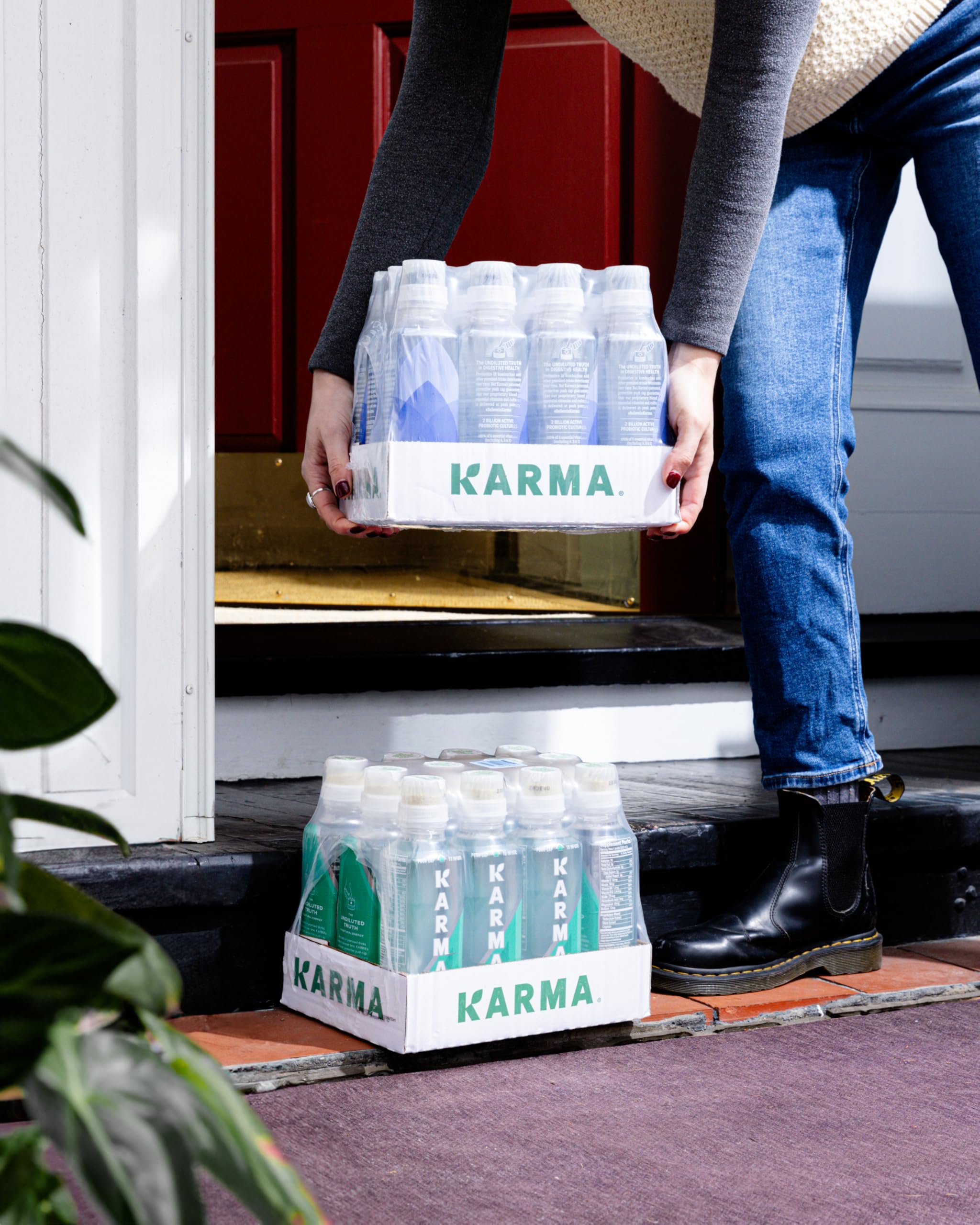 Karma botellas en nevera mostrando almacenamiento recomendado frío