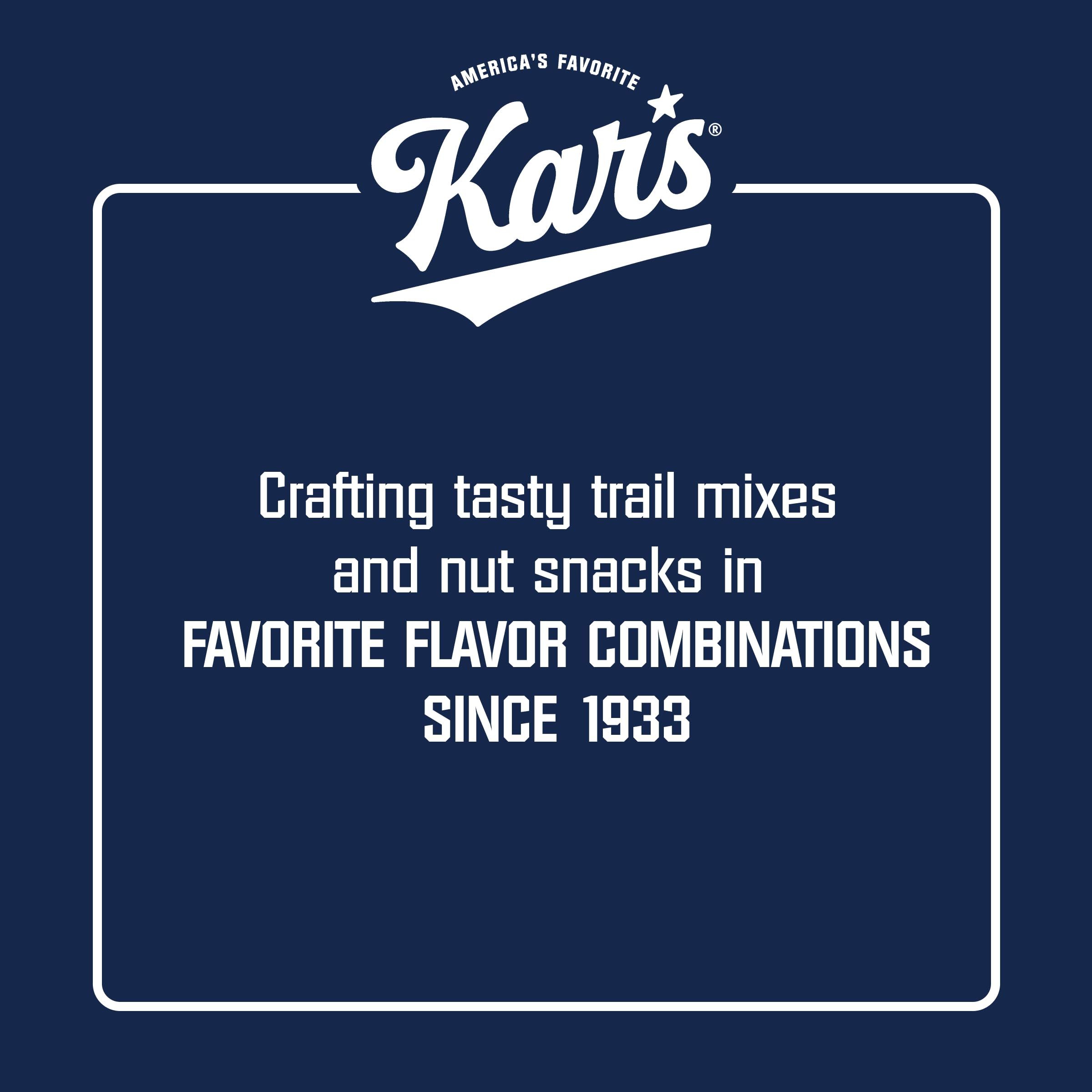 Kar’s bolsa de 28 oz junto a un vaso para comparar tamaño y facilidad de porcionar