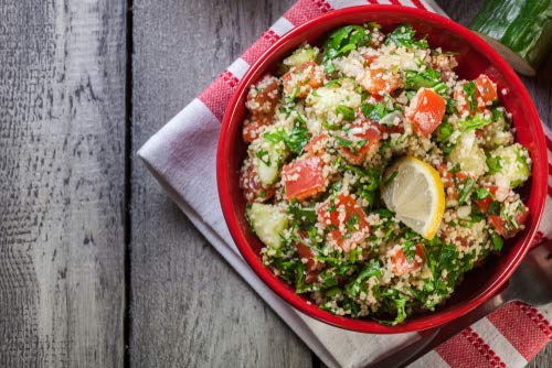 Kartago cuscús en cuchara para comparar tamaño de grano y porción recomendada