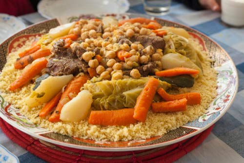 Kartago cuscús en mesa con plato principal, idea de presentación en hogar
