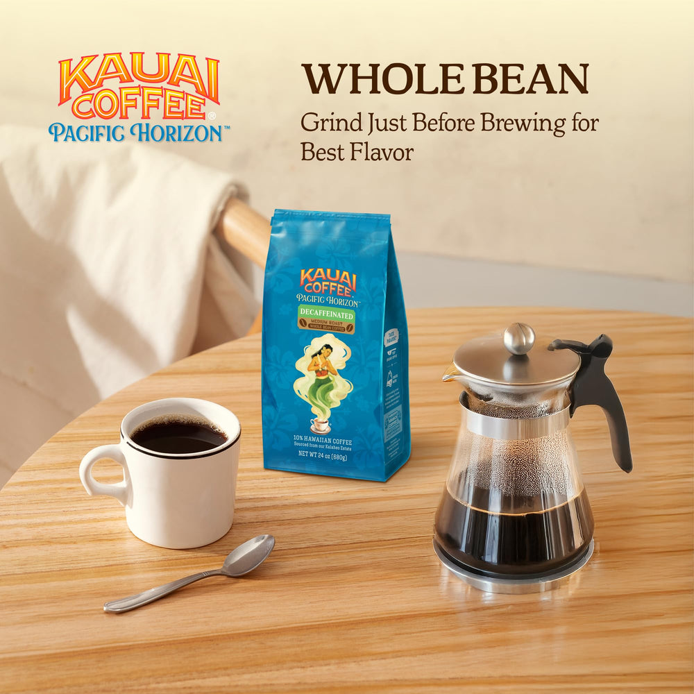 Kauai Coffee bolsa 24 oz junto a objetos para mostrar escala real