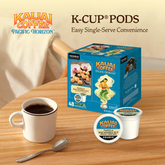 Kauai Coffee granos Arábica de Kauai sobre fondo volcánico ofreciendo frescura y origen