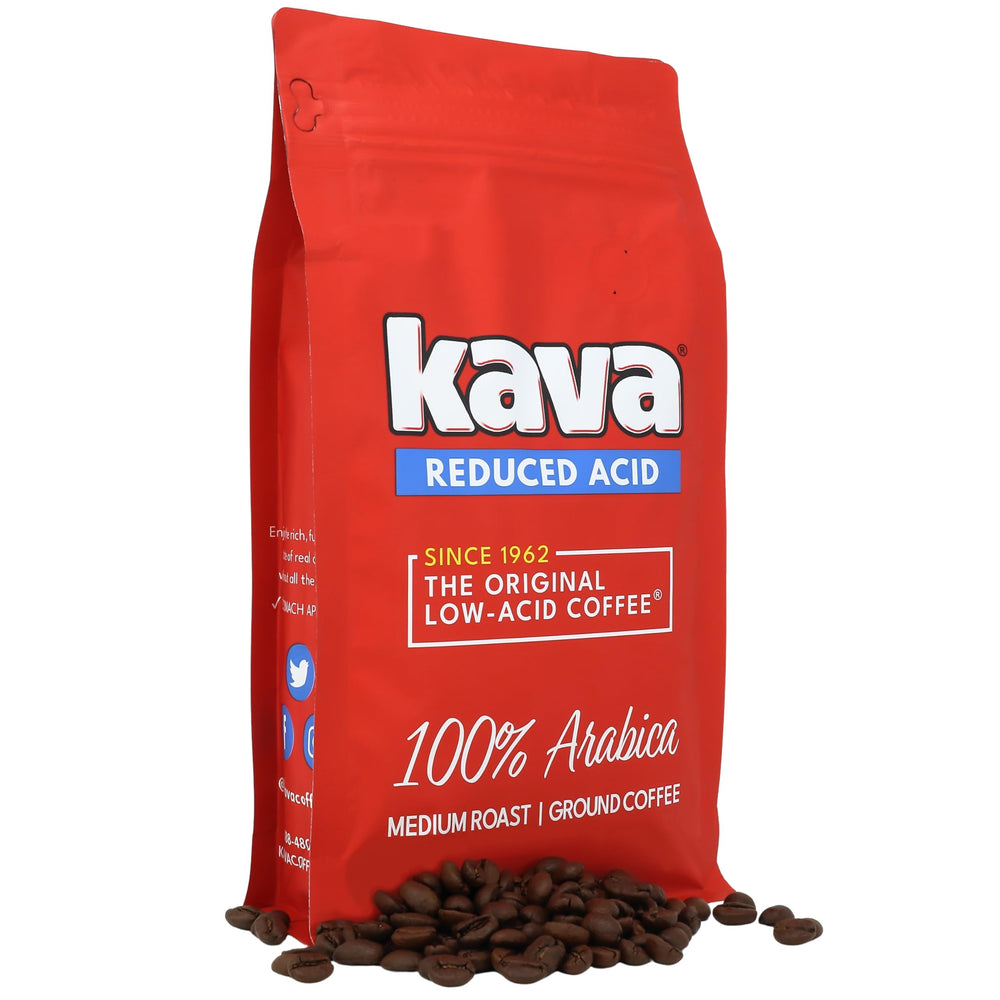 Kava mesa de desayuno con taza promoviendo experiencia diaria más suave