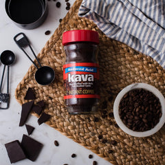 Kava textura granulada del café instantáneo resaltando disolución rápida