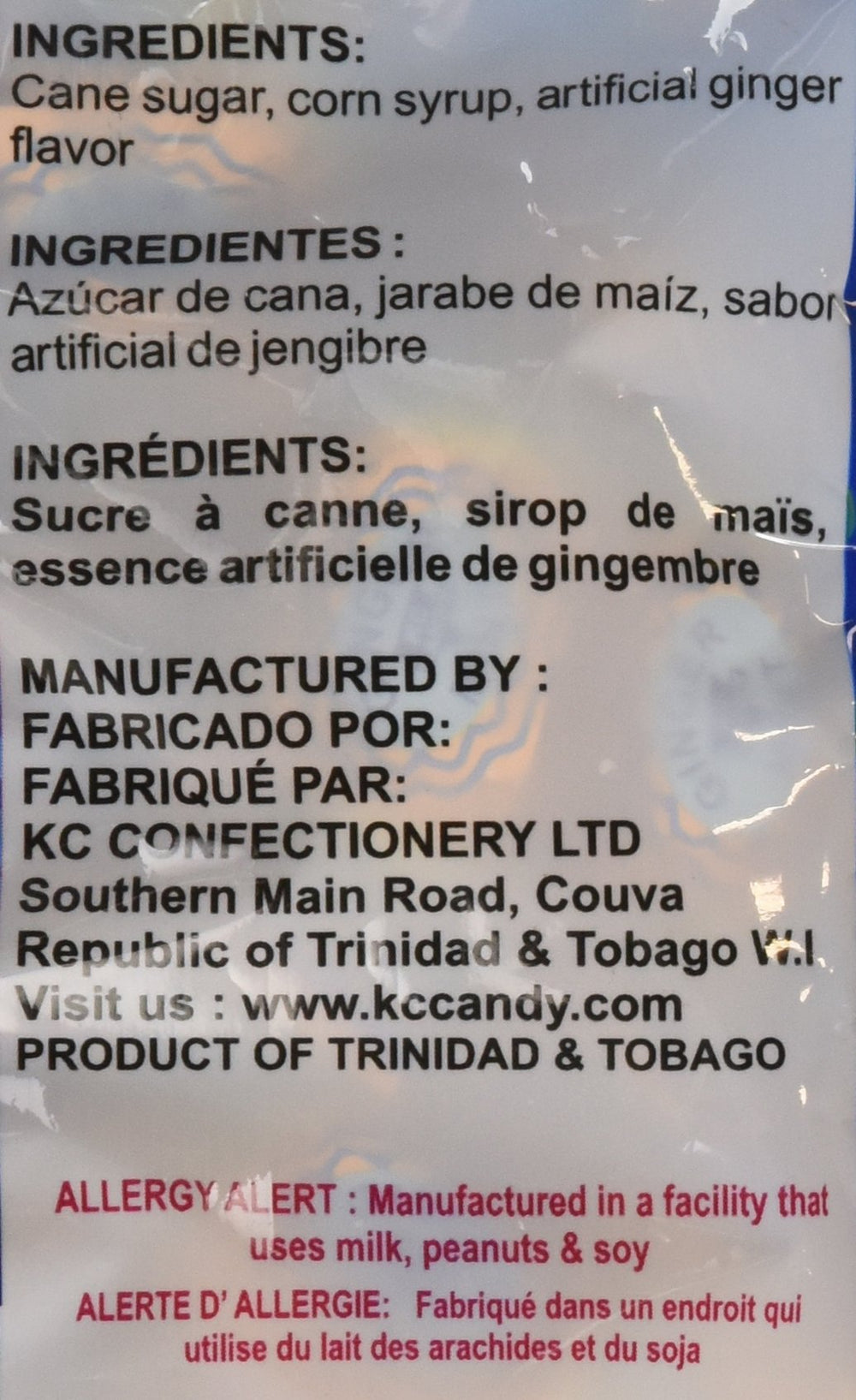 KC Candy persona sacando un caramelo KC Ginger Mints de la lata para uso práctico y portable