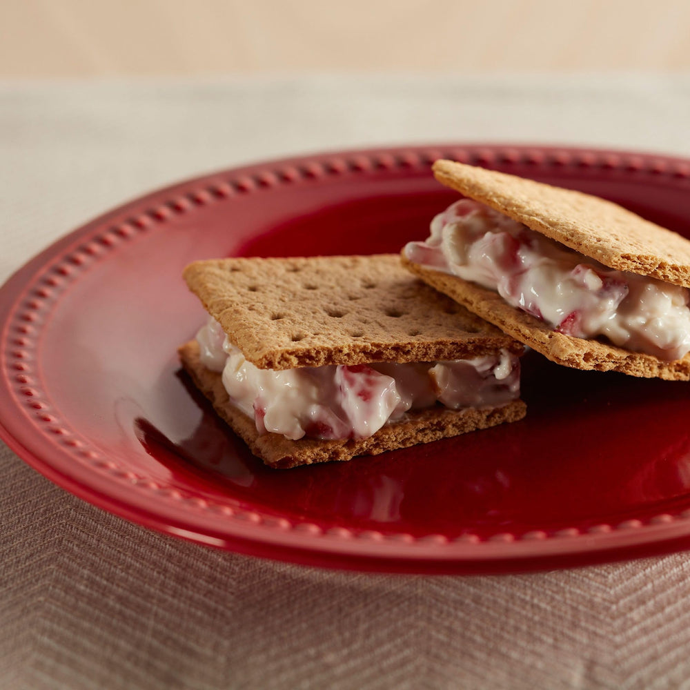 Kellogg's galletas en plato junto a leche, snack equilibrado y rápido