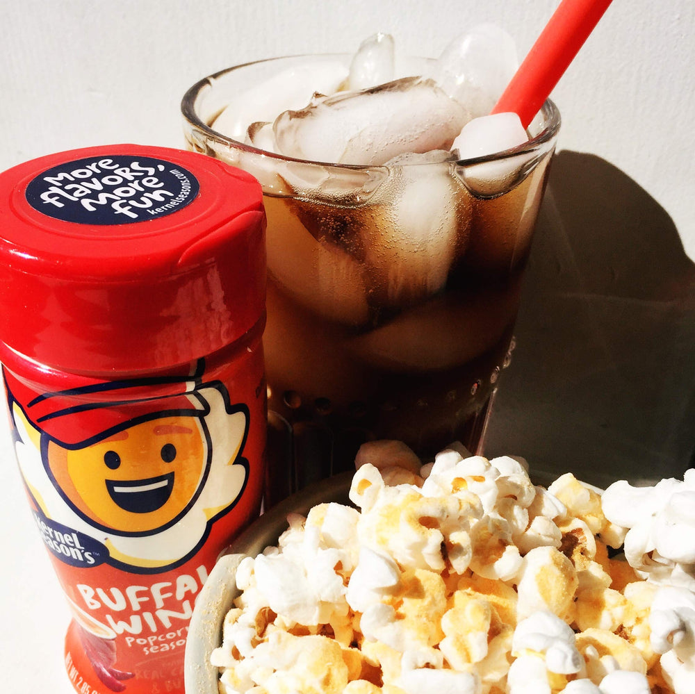 Kernel Season's condimento espolvoreado en ensalada, añade sabor audaz