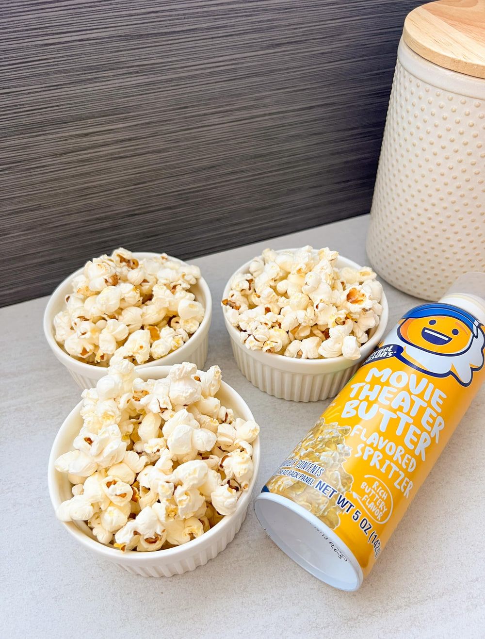 Kernel Season's frasco 5 oz junto a una regla para comparar tamaño y porciones