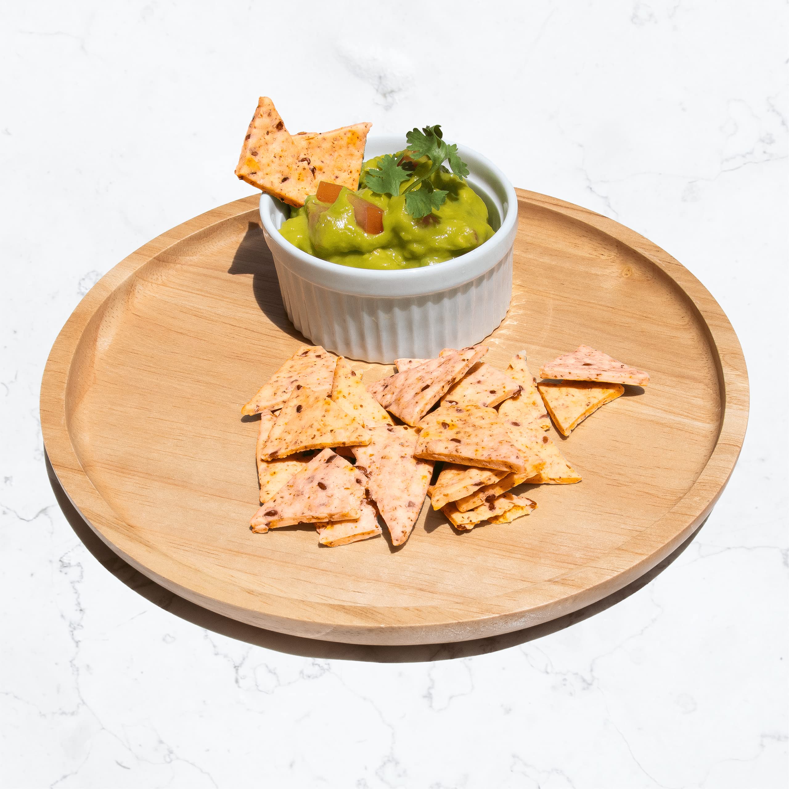 Keto Naturals paquete abierto revelando crackers crujientes listos para comer