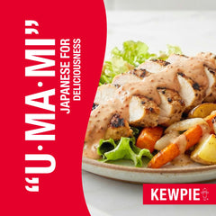 Kewpie aderezo sobre ensalada verde realzando sabor y brillo