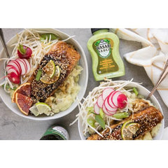 Kikkoman salsa en tazón para dip con crudités mejorando aperitivos