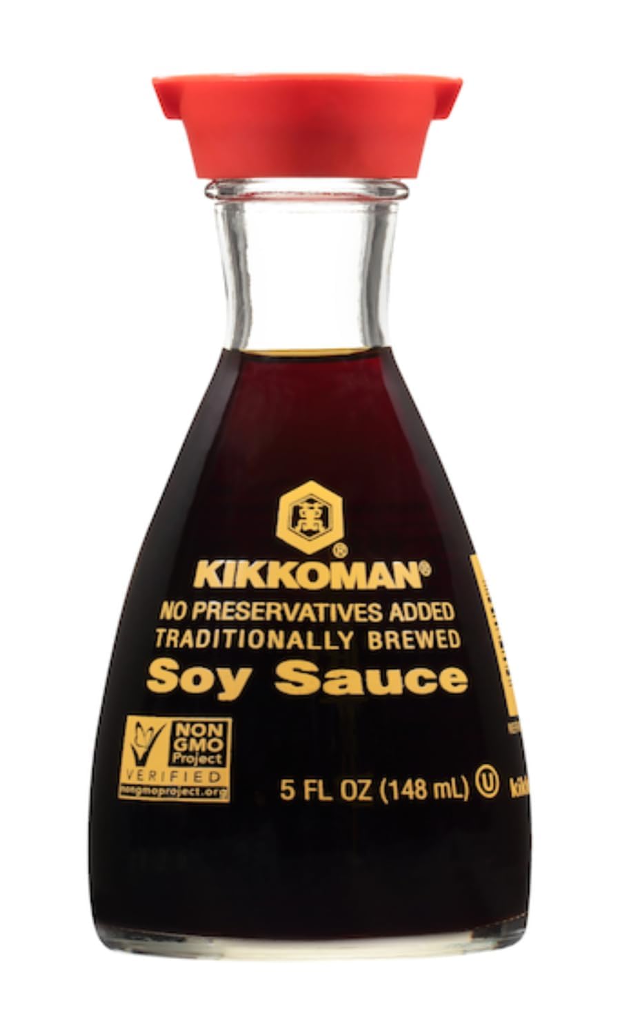 Kikkoman vertiendo salsa en salteado para realzar sabor