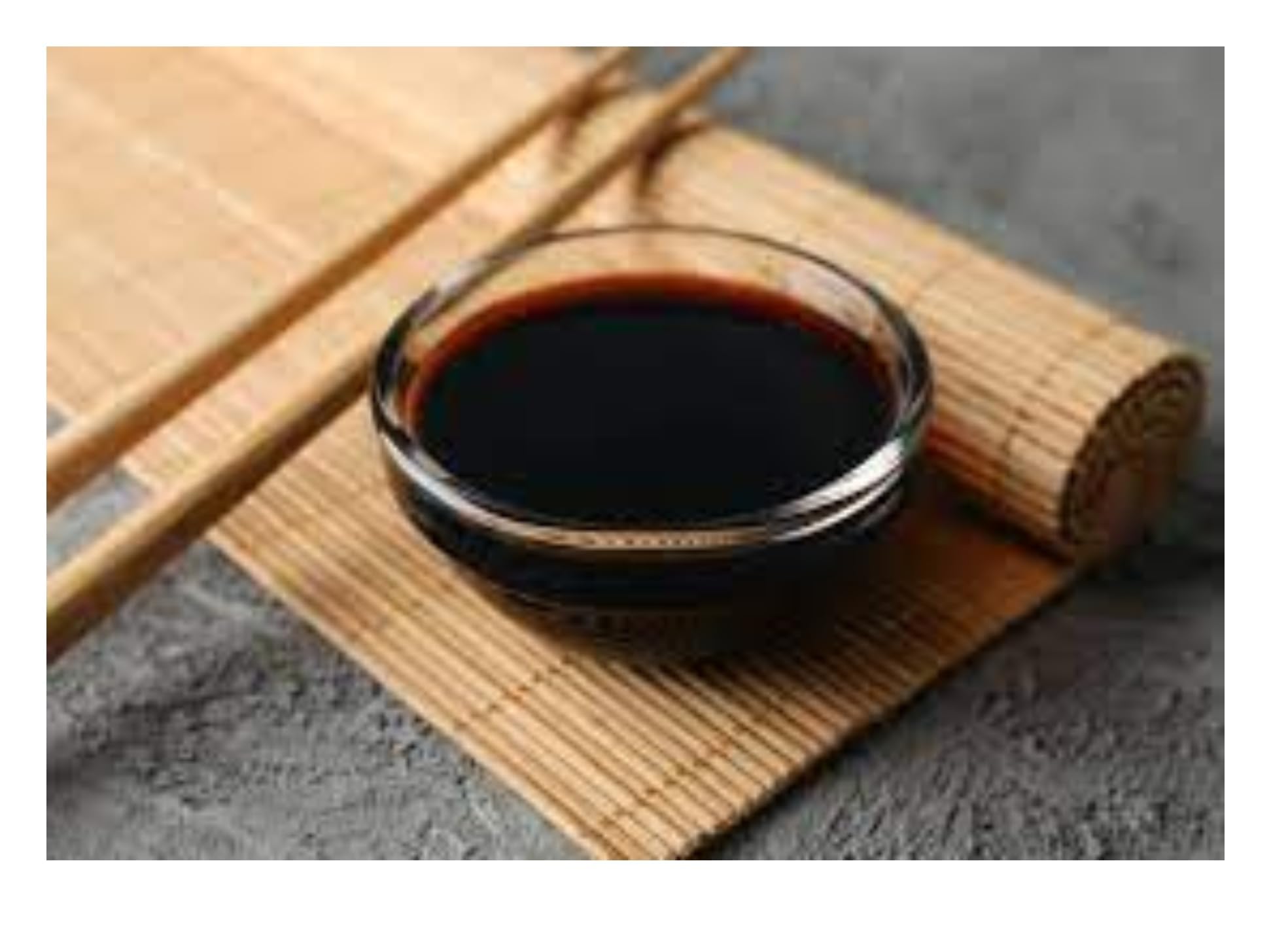 Kikkoman etiqueta cercana con información tradicional y autenticidad
