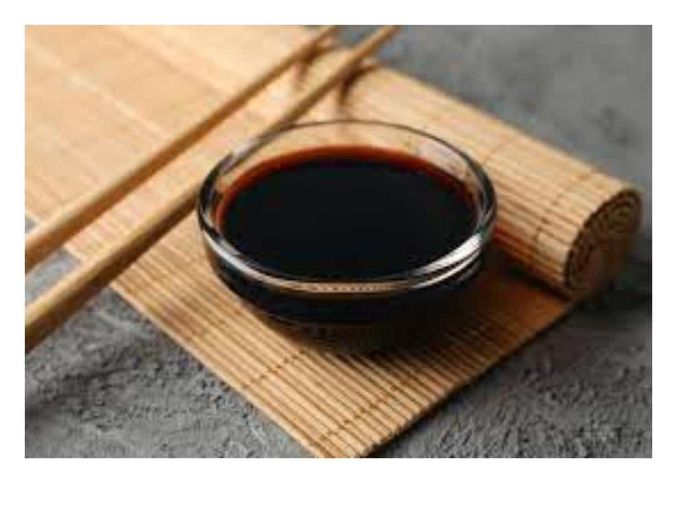 Kikkoman etiqueta cercana con información tradicional y autenticidad