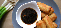 Kikkoman botella junto a objetos indica tamaño práctico
