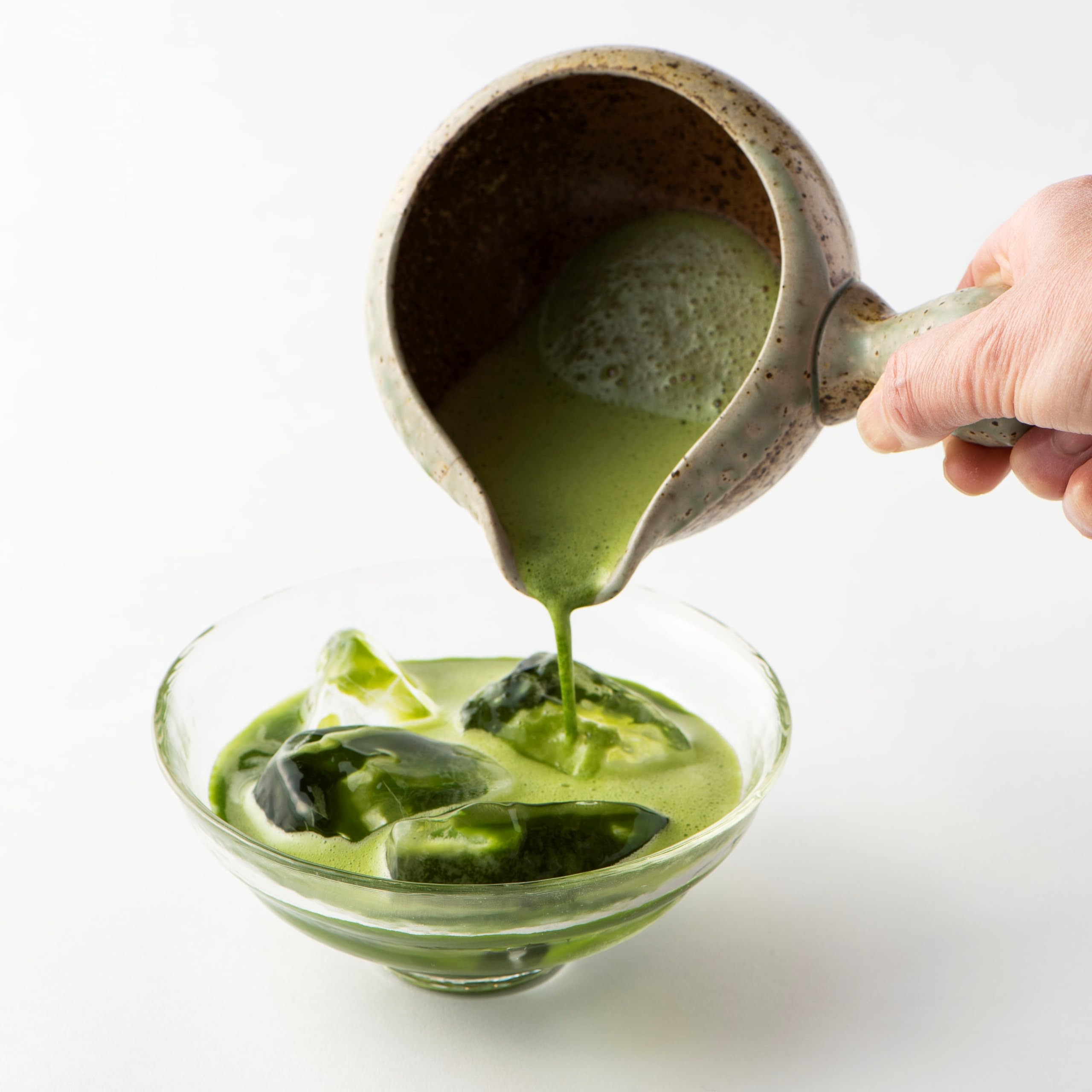 きみくら taza de matcha en ambiente moderno, sabor equilibrado y fresco