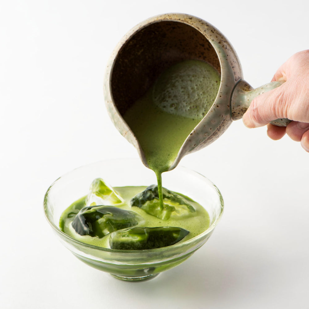 きみくら taza de matcha en ambiente moderno, sabor equilibrado y fresco