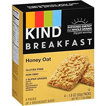 Escena de desayuno móvil con barra KIND y bebida, solución para mañanas ocupadas