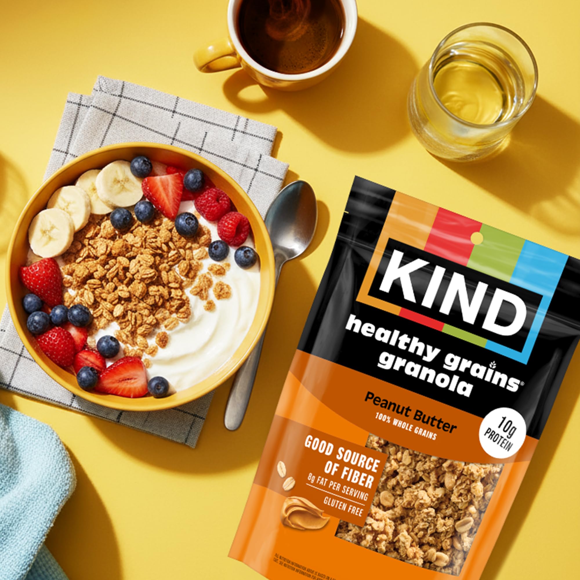 KIND clusters esparcidos sobre yogur, añaden proteína y crocancia