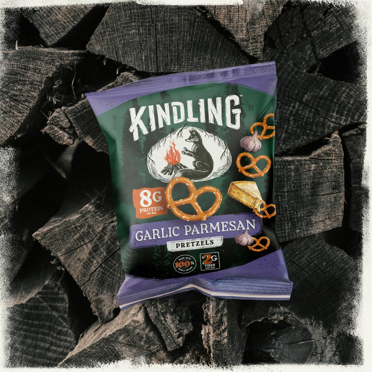 Kindling pretzels servidos con queso y frutas, combinación nutritiva