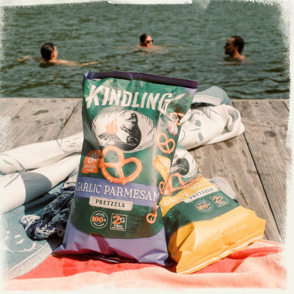 Kindling snack en gimnasio sobre toalla, energía práctica post-entreno