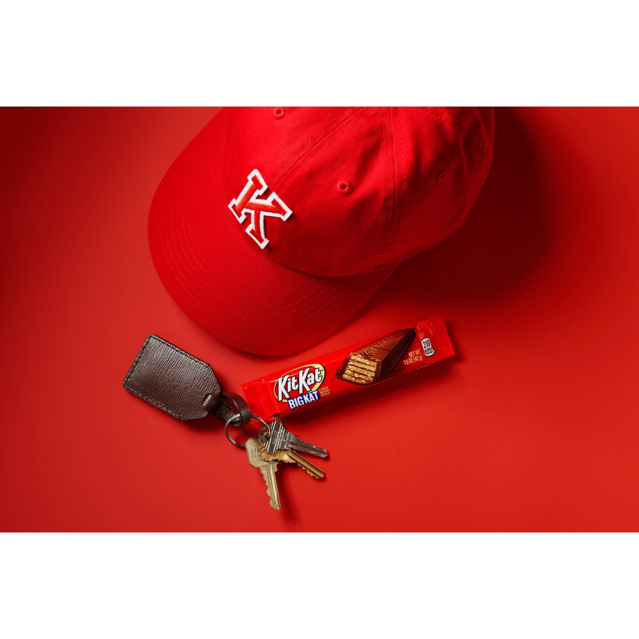 Kit Kat Big Kat en manos que muestra tamaño por porción y conveniencia