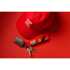 Kit Kat Big Kat en manos que muestra tamaño por porción y conveniencia