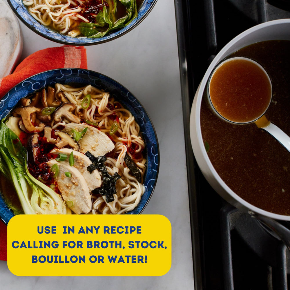 Kitchen Basics vertiendo caldo en sopa para realzar su sabor