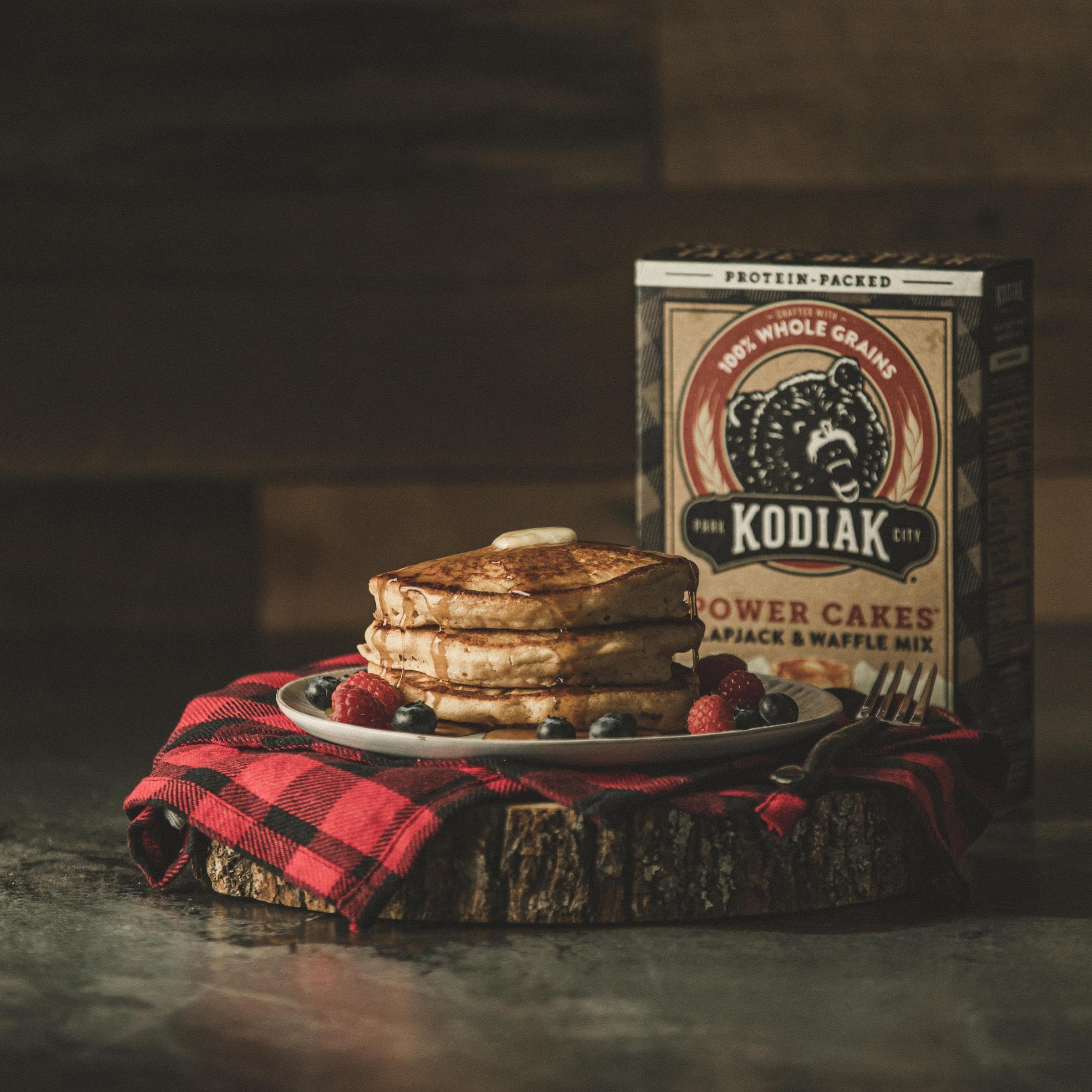 Kodiak Cakes detalle de caja reciclada mostrando compromiso con sostenibilidad