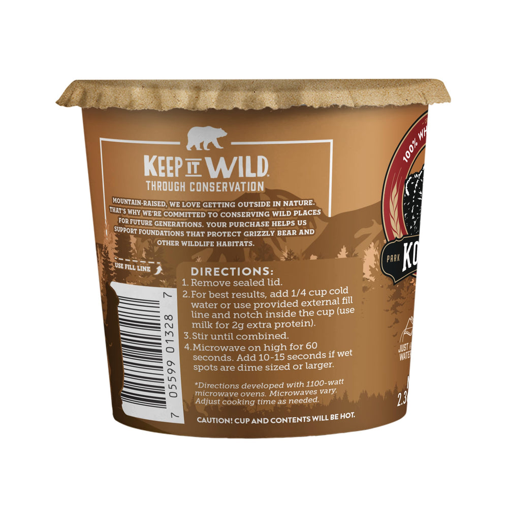 Kodiak Cakes taza en mano para comparar tamaño y ver la porción individual práctica
