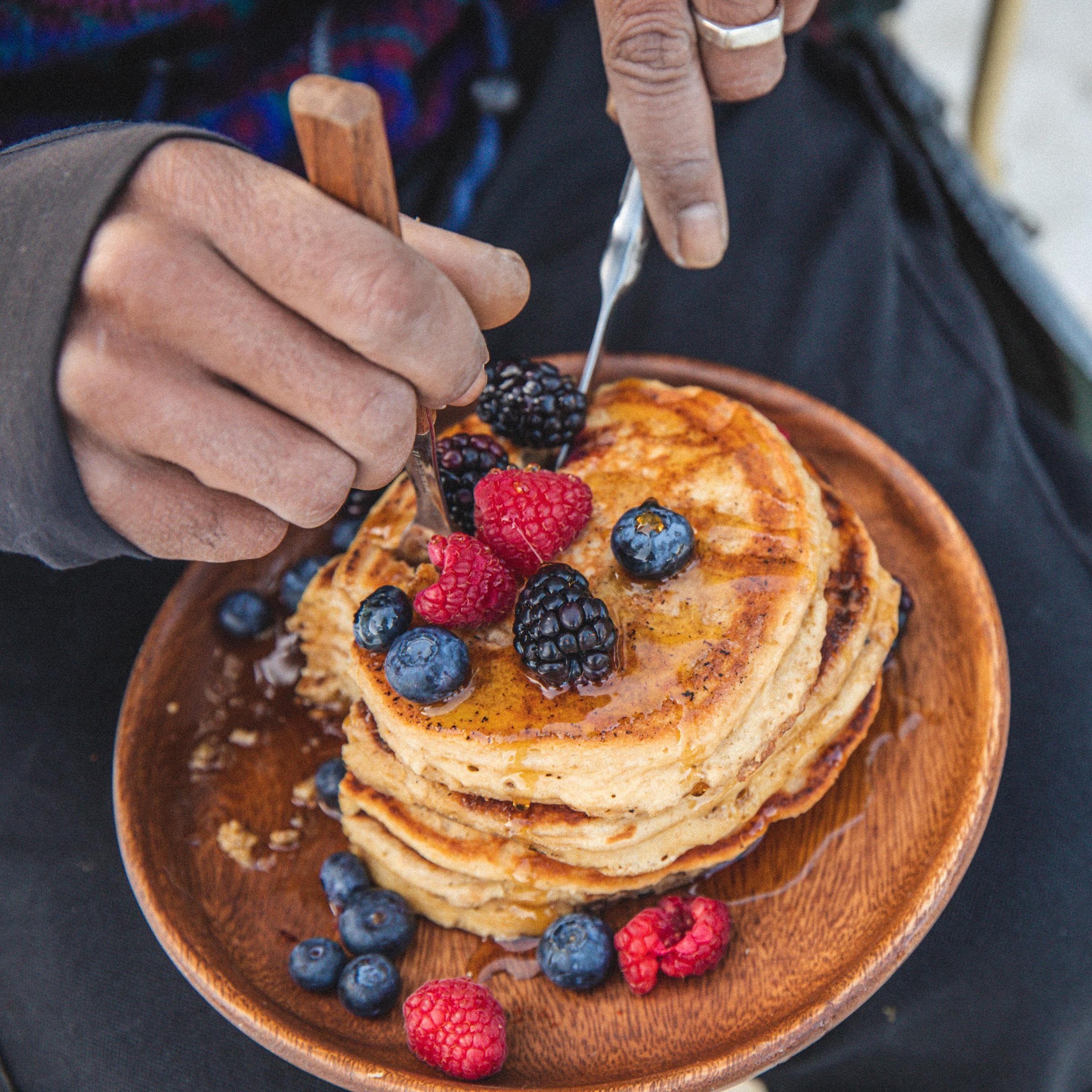 Kodiak Cakes desayuno familiar en mesa mostrando porciones listas para servir