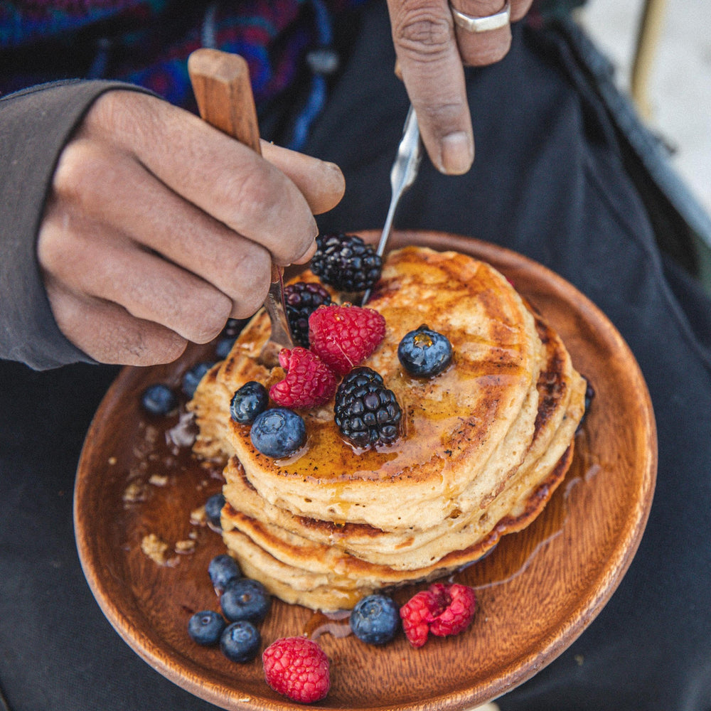Kodiak Cakes desayuno familiar en mesa mostrando porciones listas para servir