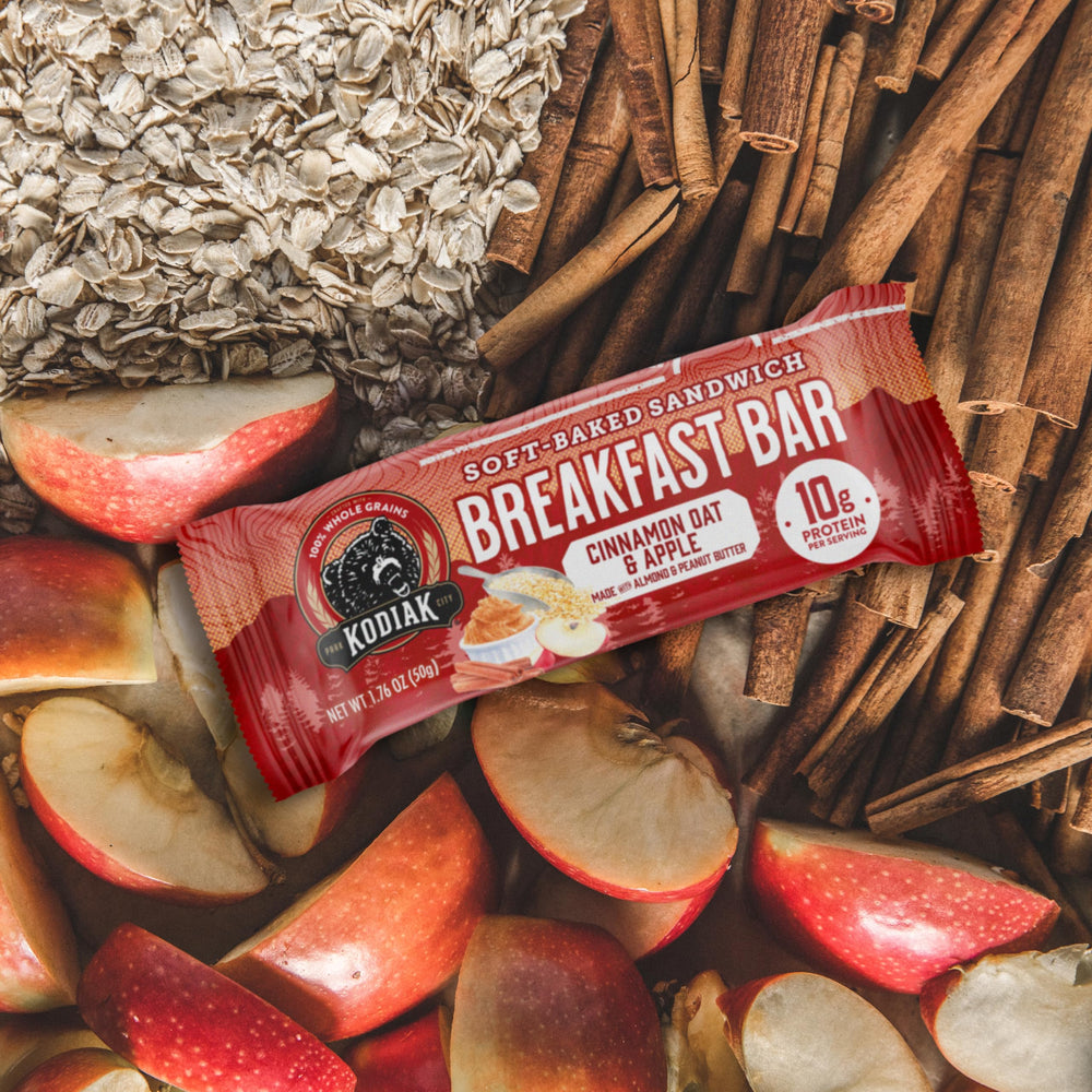 Kodiak Cakes barrita en mesa de desayuno informal para consumo rápido y nutritivo