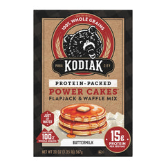 Kodiak Cakes pancakes apilados con sirope mostrando sabor y textura esponjosa