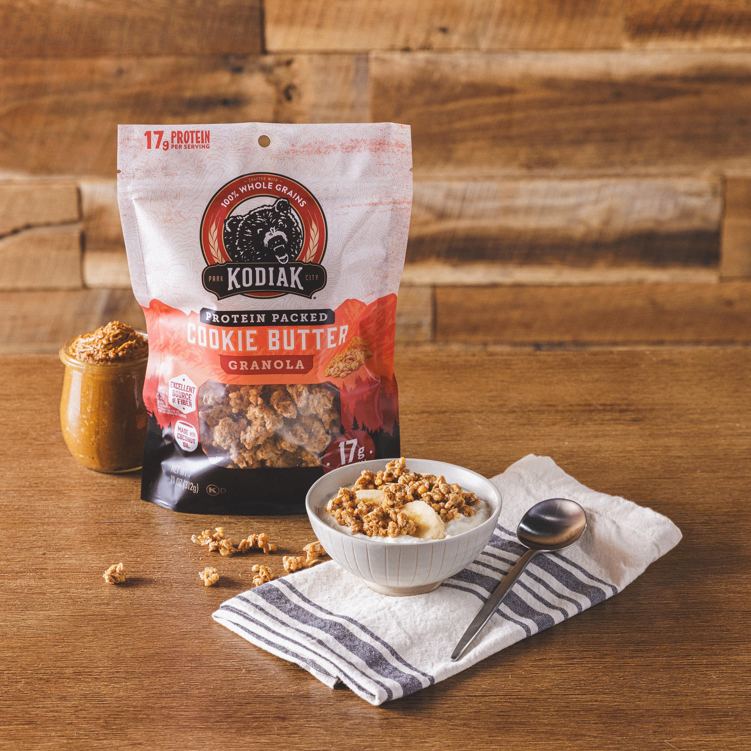 Kodiak Cakes bolsa resellable colocada en una mochila para snack práctico