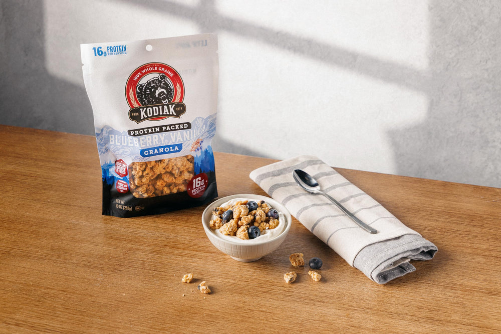 Kodiak Cakes granola junto a una cuchara para mostrar tamaño de porción