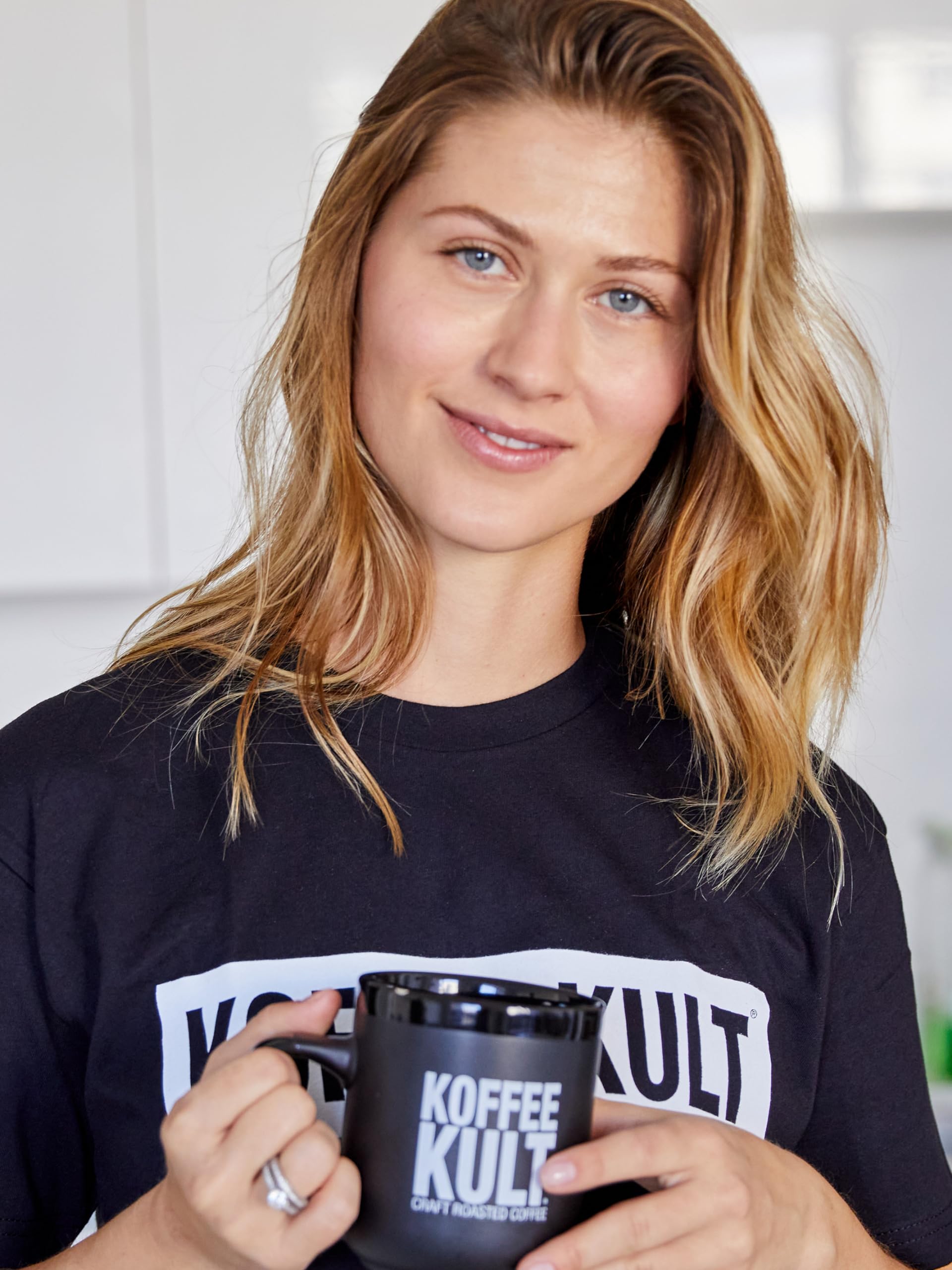 Koffee Kult paquete en manos para mostrar escala y tamaño del envase