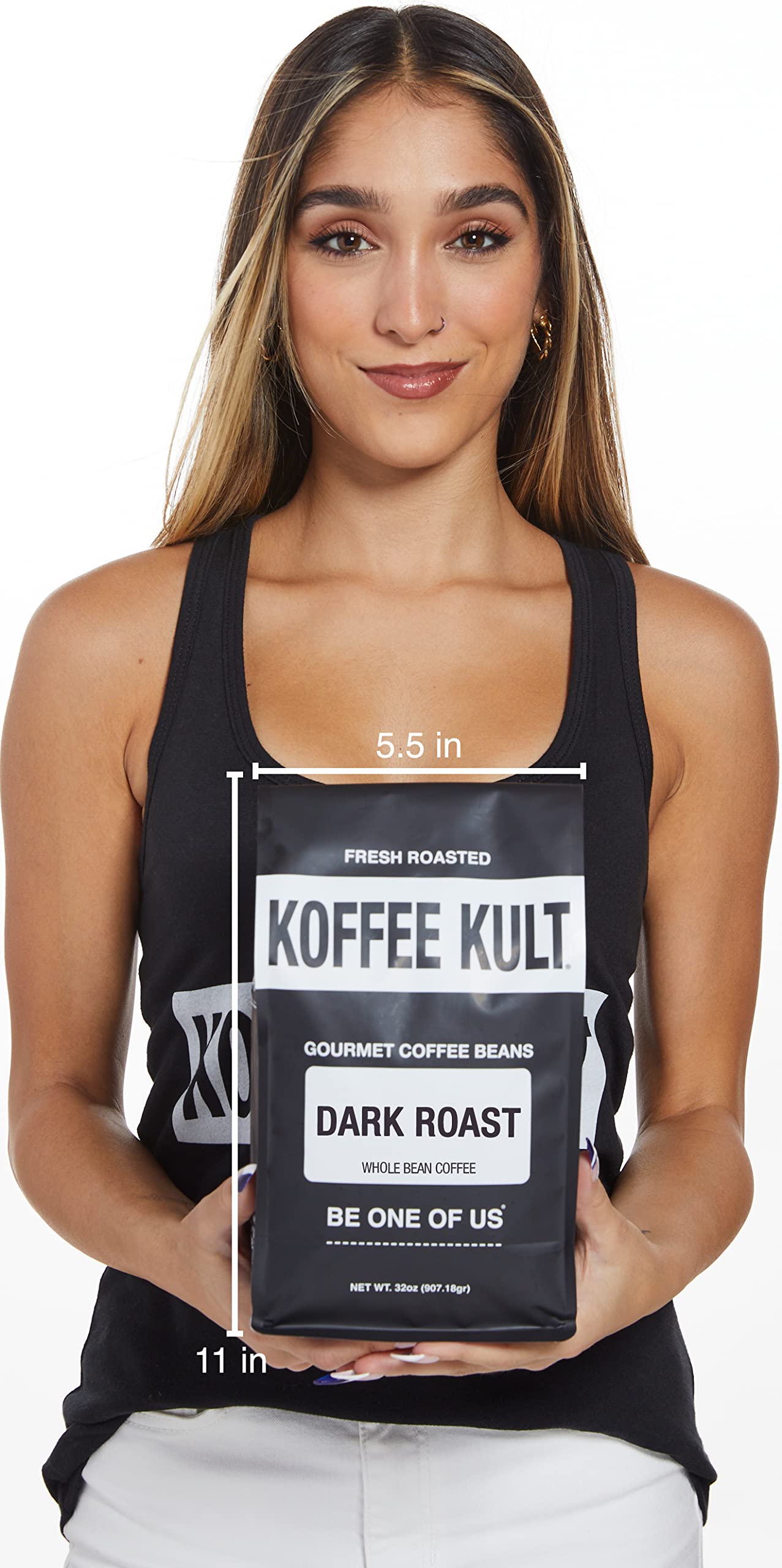 Koffee Kult taza junto a rollo de canela evocando maridaje de sabores