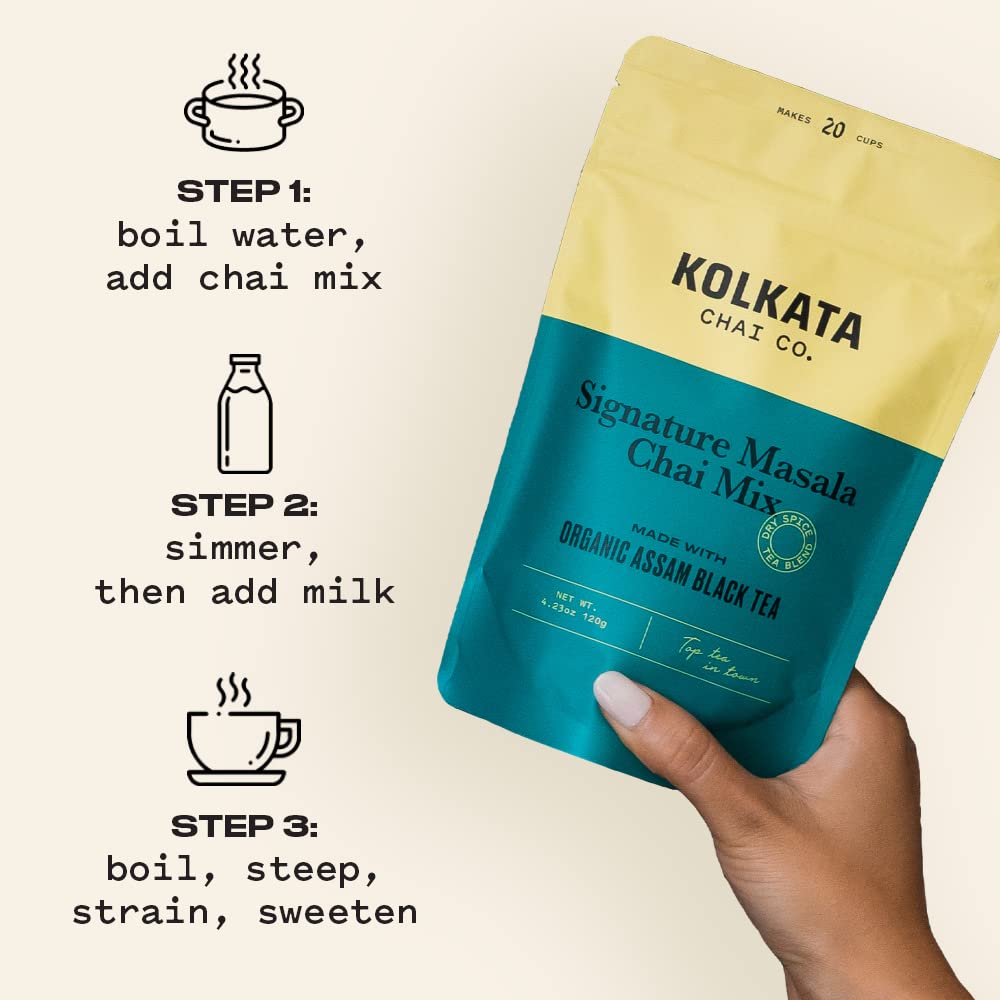Kolkata Chai Co pétalos de rosa sobre la mezcla añadiendo aroma floral