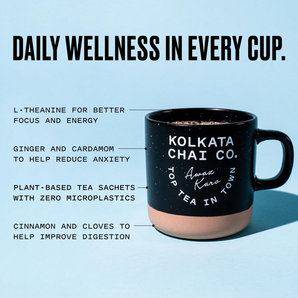 Kolkata Chai bolsita en mano para comparar tamaño y facilidad de uso