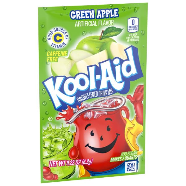 Kool-Aid bebida verde en vaso con hielo, refresco listo para beber