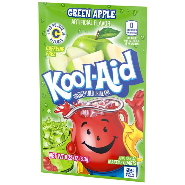 Kool-Aid sobre en mano para comparar tamaño y portabilidad