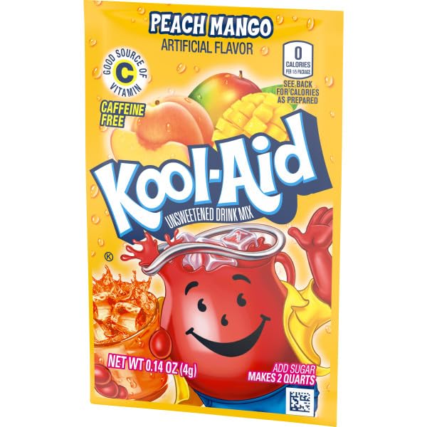 Jarra con Kool-Aid Peach Mango, hielo y rodajas de fruta para servir frío