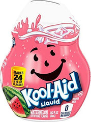Kool-Aid vertido en botella de agua portátil ideal para hidratación fuera de casa