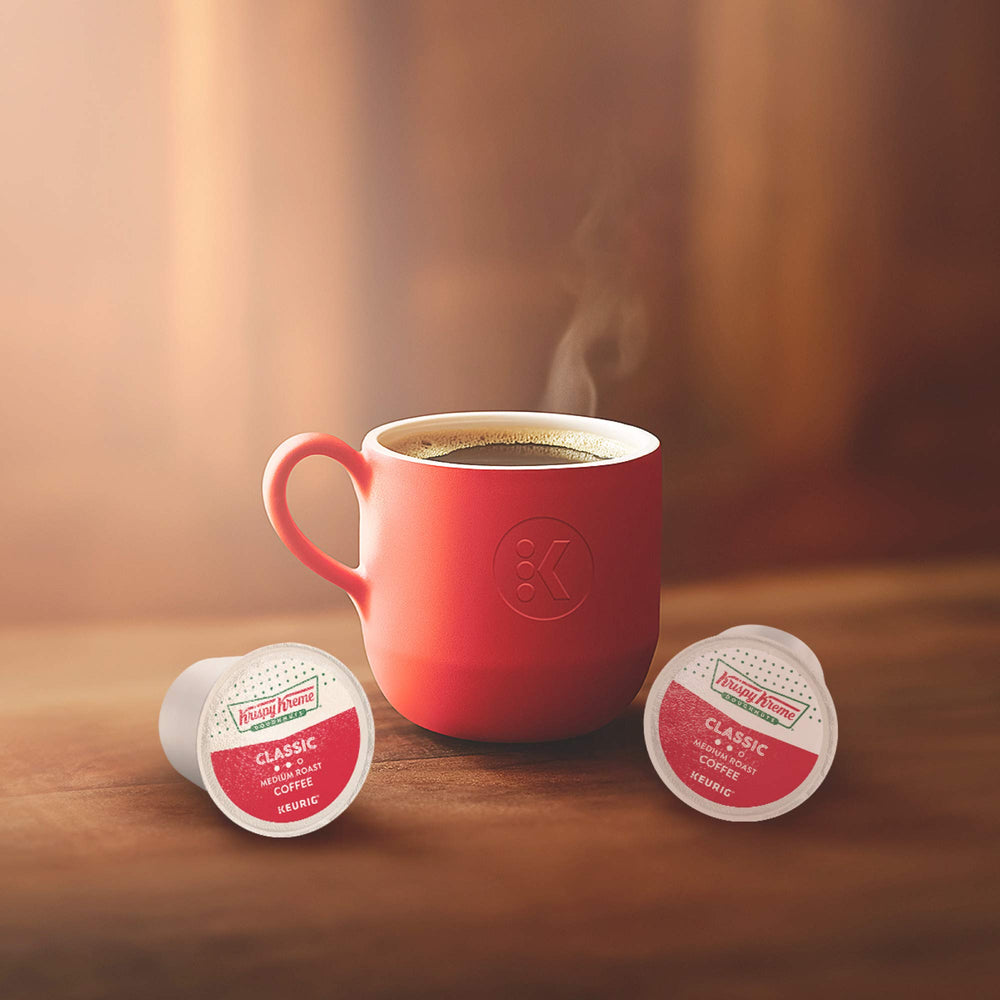Krispy Kreme cápsula siendo insertada en máquina Keurig para extracción rápida
