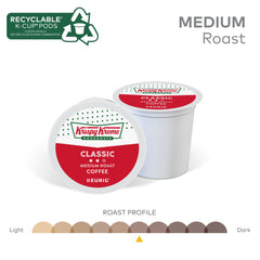 Krispy Kreme taza de café servida en mano para disfrutar con donas en casa