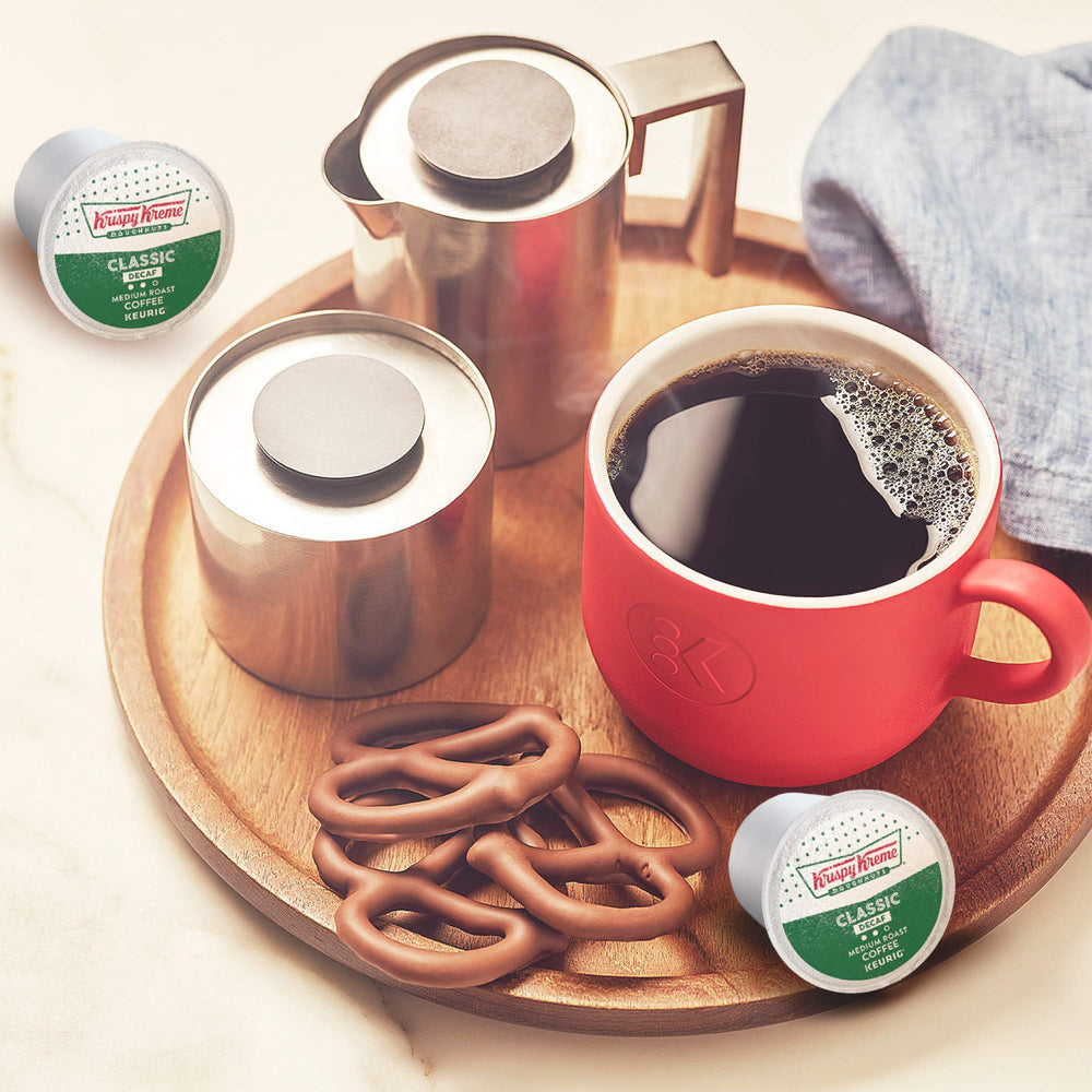 Krispy Kreme vertido de café en taza mostrando color y cuerpo